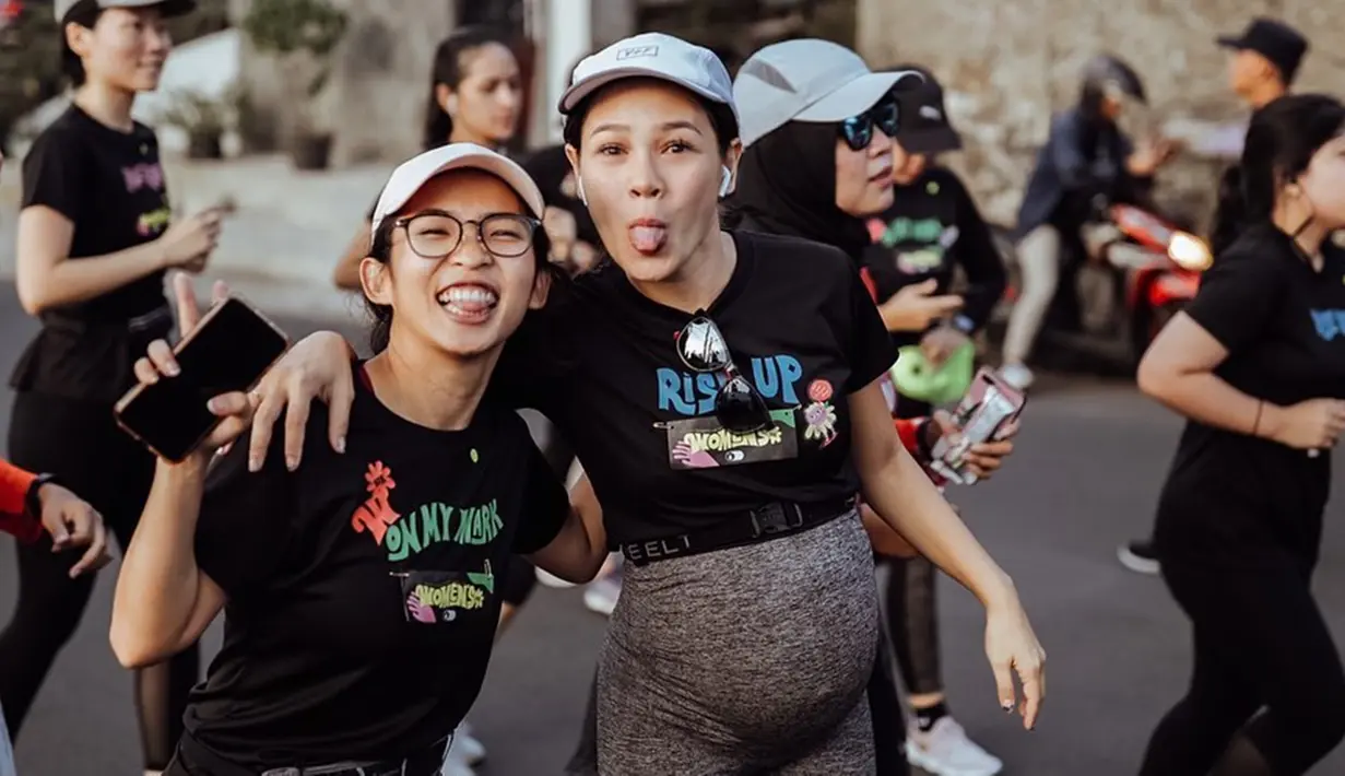 Sedang hamil anak kedua, Andien mengikuti acara lari 10 km untuk wanita. Hal itu ia lakukan untuk memperingati Hari Perempuan Internasional. Andien turut berlari bersama 1000 wanita yang mengikuti aksi memperingati International Woman's Day. (Liputan6.com/IG/@andienaisyah)