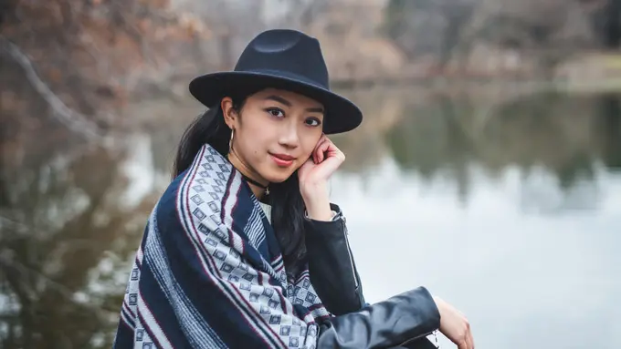 perempuan pakai topi tersenyum kepribadian zodiak