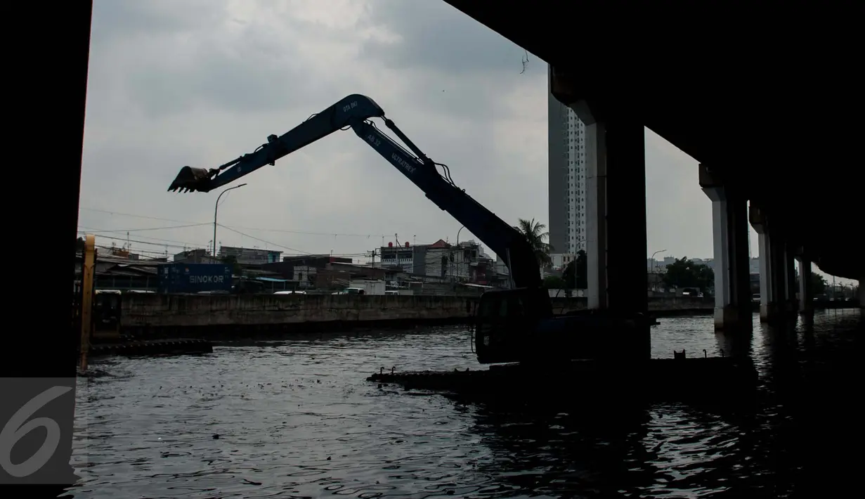 Pengerukan itu diharapkan dapat memperdalam Kali Ancol mencapai tiga meter sehingga dapat menampung air secara maksimal sebelum puncak musim hujan, Jakarta, Rabu (11/1). (Liputan6.com/Gempur M Surya)