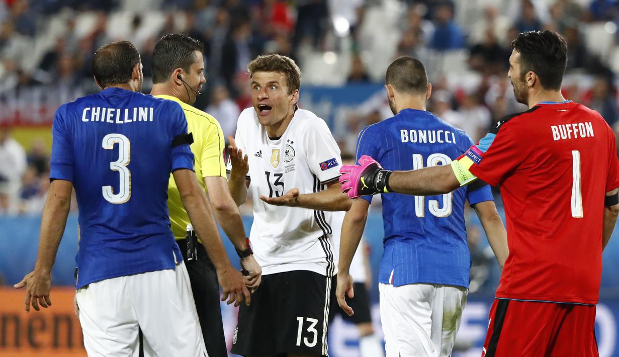 Pemain Jerman, Thomas Muller, bersitegang dengan pemain Italia, Giorgio Chiellini, pada perempat final Piala Eropa 2016 di Stadion Matmut Atlantique, Bordeaux, Minggu (3/7/2016) WIB. (Reuters/Christian Hartmann)