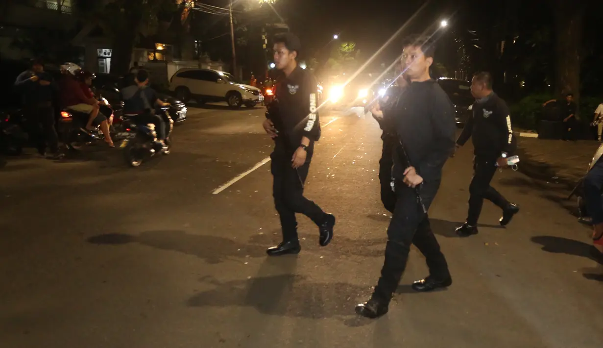 Sejumlah aparat kepolisian bersenjata tiba di depan rumah tersangka Ketua DPR RI Setya Novanto jelang penjemputan paksa oleh KPK di Jalan Wijaya 13 No 19, Jakarta Selatan, Rabu (15/11). (Liputan6.com/Johan Tallo)