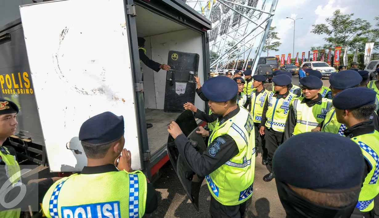 Polisi melakukan persiapan keamanan jelang pertandingan Persib vs Persija, Bandung, Sabtu (16/7/2016). Persib dan Persija akan bertanding dalam lanjutan TSC 2016. (Liputan6.com/Yoppy Renato)