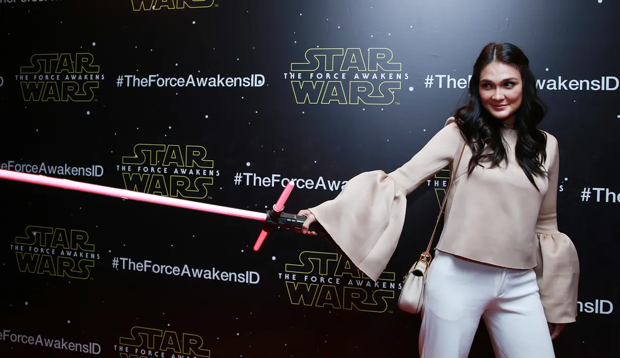 Selain terus memperluas jangkauan bisnis fashion-nya, Luna Maya rupanya merupakan pribadi yang justru senang tanpa ada gadget di dekatnya. Artis 32 tahun ini mengaku bukan penggila gadget seperti banyak orang. (Deki Prayoga/Bintang.com)