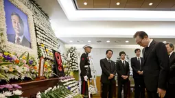 Mantan Presiden Korea Selatan Lee Myung -bak memberi salam penghormatan kepada Kim Young - Sam di Seoul, Korea Selatan, (22/11). Kematian Kim disebabkan oleh infeksi darah dan gagal jantung. (REUTERS/Yonhap)
