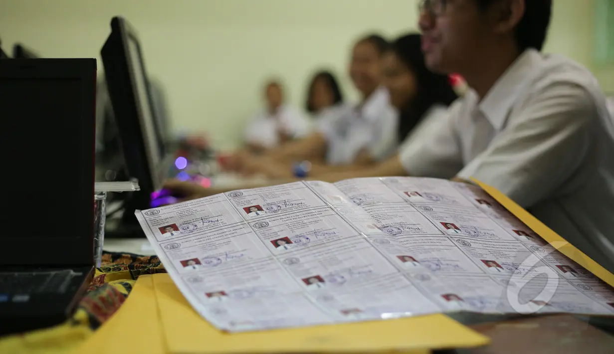 Sejumlah siswa mengikuti Ujian Nasional berbasis komputer atau Computer Based Test (CBT) di SMA 70 Jakarta, Senin (13/4/2015). Sebanyak 585 sekolah menjadi percontohan menjalankan UN berbasis komputer di seluruh Indonesia. (Liputan6.com/Faizal Fanani)