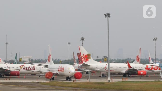 Sejumlah pesawat maskapai penerbangan terparkir di Bandara Soekarno Hatta, Tangerang, Senin (6/7/2020). Permintaan maskapai tersebut agar kembali terciptanya keseimbangan terhadap tingkat permintaan dari penumpang. (Liputan6.com/Angga Yuniar)