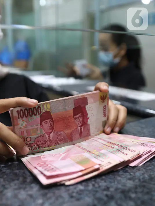 Teller menghitung uang rupiah di money changer, Jakarta, Rabu (9/9/2020). US$ 1 dibanderol Rp 14.780/US$ di pasar spot. Rupiah melemah 0,14% dibandingkan dengan penutupan perdagangan kemarin. (Liputan6.com/Angga Yuniar)