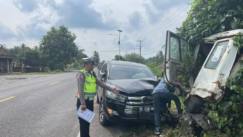 Satu unit mobil rombongan Paspampres yang terlibat kecelakaan tunggal di Lampung Selatan.  Foto : (Istimewa).