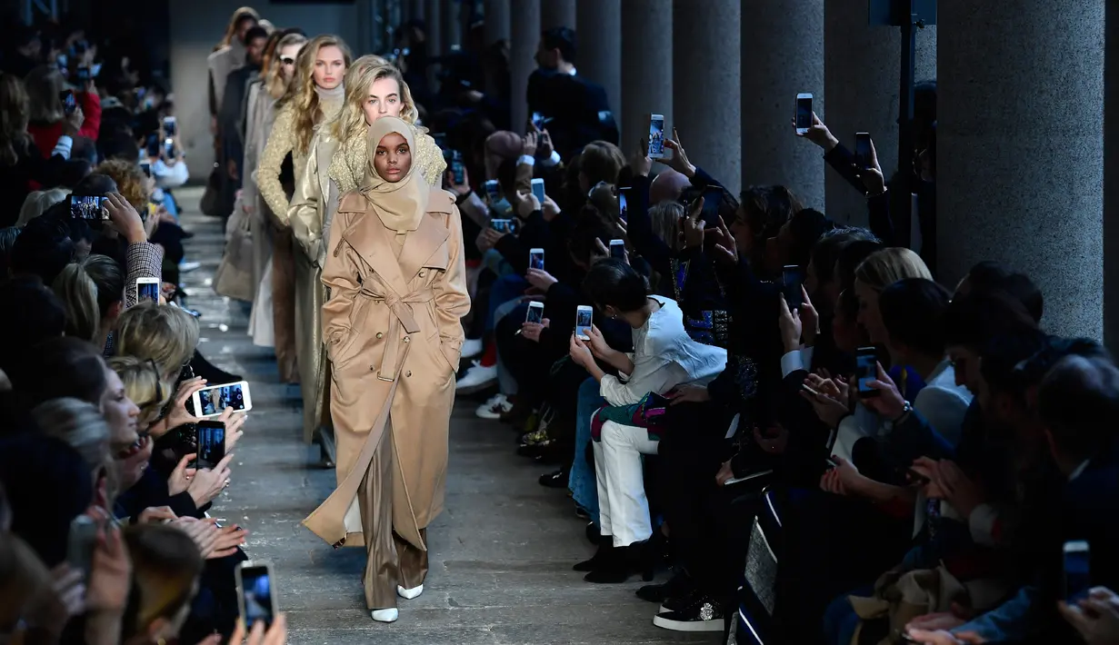 Halima Aden bersama model lainnya berjalan mengenakan koleksi Max Mara women's Fall/Winter 2017-2018 pada Milan Fashion Week, di Milan, Kamis (23/2). Bahkan Halima Aden disejajarkan dengan model yang sedang naik daun, Gigi Hadid. (Miguel MEDINA/AFP)