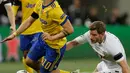 Pemain Tottenham Hotspur Vertonghen melakukan tackling kepada Paulo Dybala saat saat pertandingan Liga Champions leg kedua di Stadion Wembley, London (7/3). Dengan kemenangan ini Juventus melaju ke perempat final. (AP Photo / Kirsty Wigglesworth)