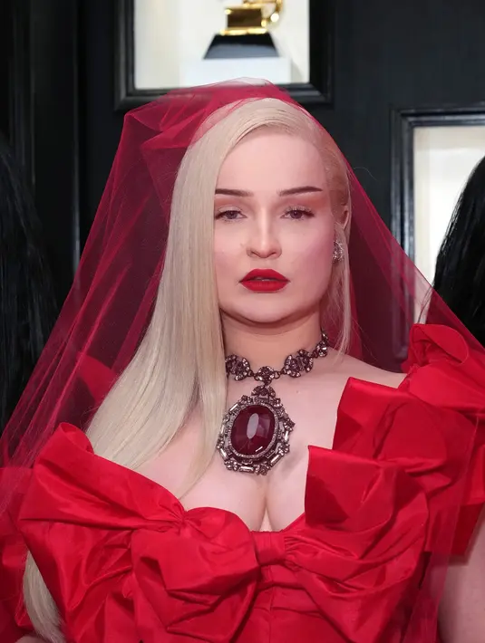 <p>Kim Petras tampil elegan kali ini. Ia memiliki alis berwarna cokelat tua yang lurus dan kontras dengan rambut putihnya, serta bibir merahnya yang mencolok. Foto: Glamour.</p>