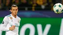 Pemain Real Madrid, Gareth Bale melakukan tendangan ke gawang Borussia Dortmund dalam lanjutan Liga Champions di Signal Iduna Park, Rabu (27/9). Satu gol Bale mewarnai kemenangan Real Madrid 3-1. (AP/Michael Probst)