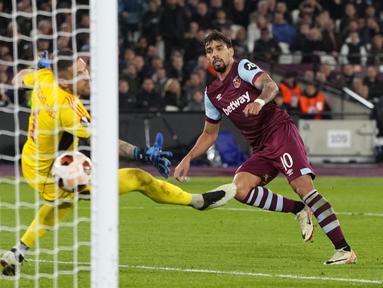 Gelandang West Ham United Lucas Paqueta (kanan) mencetak gol pembuka meelwati kiper Olympiacos, Alexandros Paschalakis dalam pekan ke-4 di ajang UEFA Europa League di London Stadium, Jumat (10/11/2023). (AP Photo/Kirsty Wigglesworth)