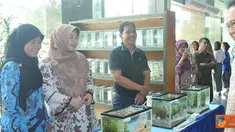 Citizen6, Jakarta: MKP Sahrif C Sutardjo didampingi Dirjen P2HP Saut Hutagalung menijau stand Bazar Produk Perikanan usai meresmikan Safari Gemarikan di Gedung KKP, Jakarta. (Pengirim: Efrimal Bahri)