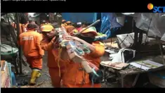 Para PKL hanya bisa pasrah saat melihat lapak yang biasa digunakan untuk mencari nafkah terpaksa di bongkar Satpol PP.
