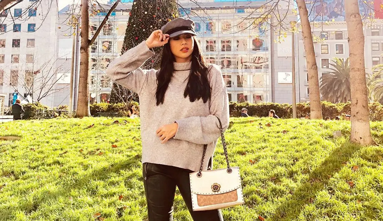 Salah satu gayanya yang menjadi sorotan ialah ketika mengenakan topi. Meskipun terlihat sedikit tomboi, namun wanita kelahiran Surabaya, 28 Juni 1993 ini tetap terlihat stylish. (Liputan6.com/IG/elviraelph)