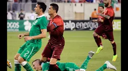Pelatih Portugal, Paulo Bento tampaknya merasa perlu memasang Ronaldo dalam uji coba menghadapi Irlandia  yang berlangsung di MetLife Stadium, East Rutherford, New Jersey ini, Rabu (11/6/2014) (Reuters/RAY STUBBLEBINE)