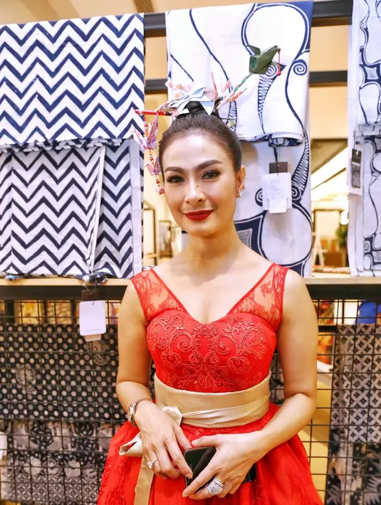 "Jadi cari kerja jangan yang bikin stres deh, emang gue orangnya tuh ngalir gitu aja, ga bebanin diri gue," imbuh Iis Dahlia. (Adrian Putra/Bintang.com)