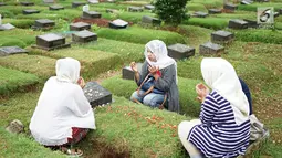 Warga memanjatkan doa di TPU Karet Bivak, Jakarta, Sabtu (4/5). Menjelang Bulan Ramadan, sejumlah TPU di Ibukota ramai dikunjungi warga untuk berziarah yang menjadi tradisi setiap tahun. (Liputan6.com/Immanuel Antonius)
