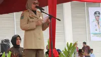 Menteri Ketenagakerjaan Ida Fauziyah saat menjadi Pembina Upacara Bulan K3 tahun 2020 yang dilaksanakan di lapangan PTPN V, Pekanbaru, Provinsi Riau, pada Jumat, (14/2).