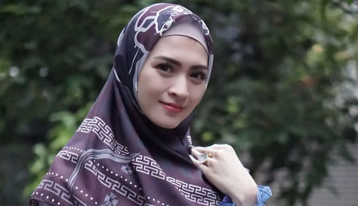 Aktris Donita mantap berhijab setelah mendapatkan teguran dari sang anak. Meski baru saja mulai menggunakan hijab, ia juga mengaku mulai merasa nyaman. (Liputan6.com/IG/@donitabhubiy)