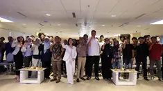 Para pembicara dan peserta Upstream Force We Are The Energy berfoto bersama usai seminar di Auditorium Lantai 2 Gedung Interdisciplinary Engineering Fakultas Teknik Universitas Indonesia (IDE FTUI), Depok, Jawa Barat, Selasa (4/11/2025). "Upstream Force We Are The Energy" merupakan slogan dan menjadi tema roadshow kampus yang dipersembahkan oleh Pertamina Hulu Energi (PHE), Subholding Hulu dari Pertamina, perusahaan minyak dan gas milik negara Indonesia. (Liputan6.com/Helmi Fithriansyah)