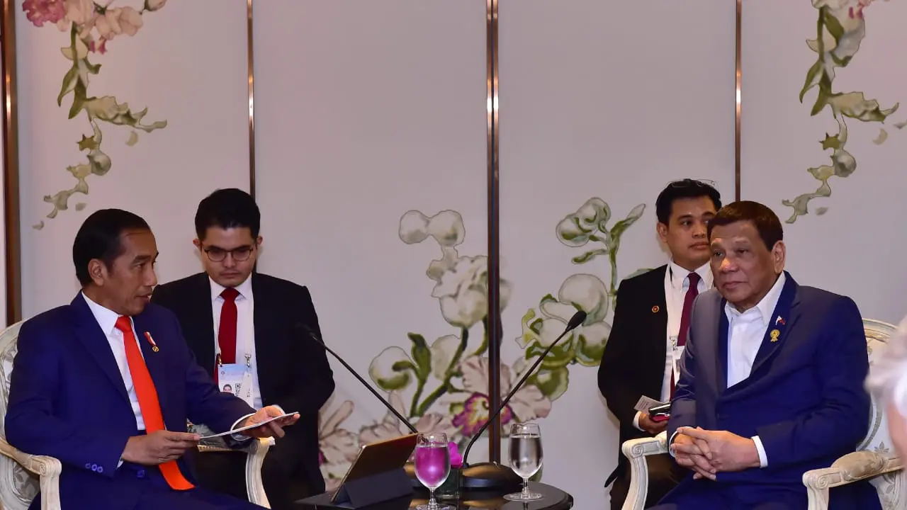 Presiden Jokowi saat bertemu Presiden Filipina Rodrigo R Duterte di Hotel Athenee Thailand, Sabtu 22 Juni 2019 malam. (Biro Pers Istana)