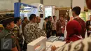 Presiden Joko Widodo saat meninjau stand Indonesia Infrastructure Week (IIW) dan Konstruksi Indonesia Tahun 2016 di Jakarta, Rabu (9/11). IIW 2016 menghadirkan 600 peserta pameran dari 37 negara. (Liputan6.com/Faizal Fanani)