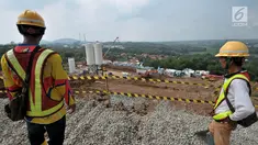 Pekerja memantau pembangunan terowongan (tunnel) 2 proyek kereta cepat Jakarta-Bandung di Desa Bunder, Jatiluhur, Purwakarta, Jawa Barat, Sabtu (30/3). Proyek kereta cepat Jakarta-Bandung merupakan salah satu proyek infrasturuktur yang dibangun oleh Presiden Joko Widodo. (merdeka.com/Iqbal Nugroho)