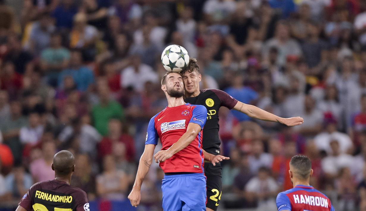 Pemain Manchester City, John Stones berebut bola dengan pemain Steaua Bucharest, Alexandru Tudorie (kiri) pada kualifikasi liga Champions di Stadion National Arena, Bucharest, Romania, Rabu, (17/8/2016) dini hari WIB. (AP/Andreea Alexandru)