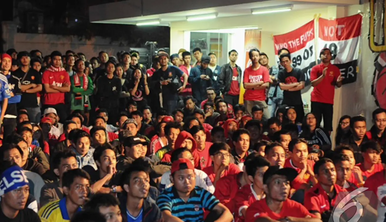 Kedua kubu suporter, Simpatisan United dan Blues Troops, antusias memadati acara ini, 7-11 Trunojoyo, Jaksel, Minggu (26/10/2014). (Liputan6.com/Andrian M Tunay)