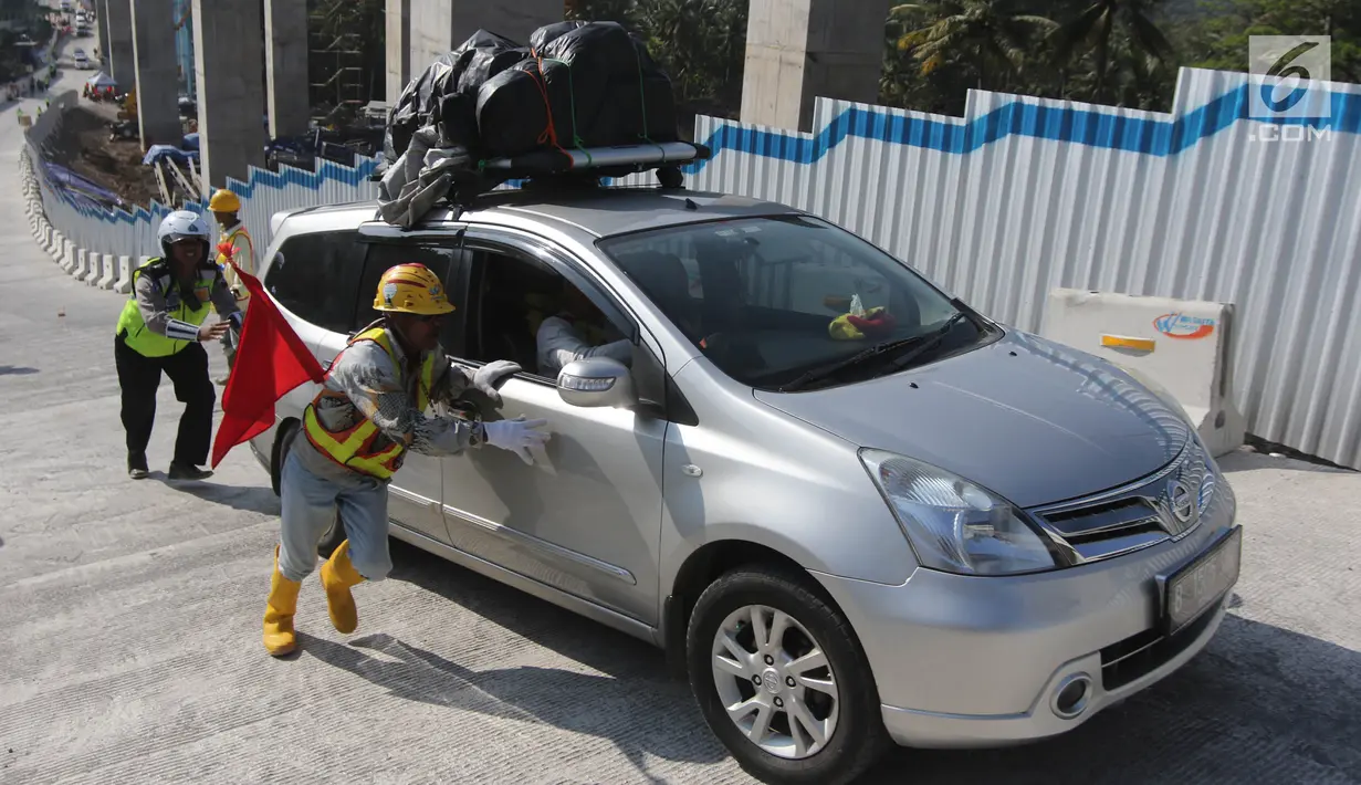Petugas membantu kendaraan pemudik yang tidak kuat melaju di tanjakan Kali Kenteng, ruas tol fungsional Salatiga-Kartasura, Susukan, Kabupaten Semarang, Jawa Tengah, Selasa (12/6). (Liputan6.com/Arya Manggala)