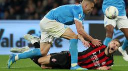 Napoli tampil dominan sejak dimulainya babak pertama. Mereka terus melancarkan serangan dan mengurung pertahanan AC Milan. (AFP/Carlo Hermann)