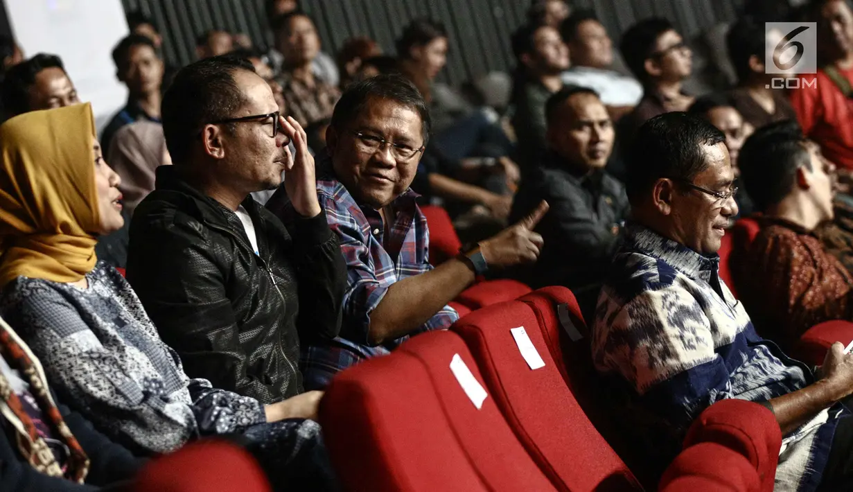 Gaya Menkominfo Rudiantara (dua kanan) saat menyaksikan konser Slank bersama Menaker Hanif Dhakiri (dua kiri) dan mantan menteri perindustrian Saleh Husein (kanan) di Jakarta, Selasa (27/2). Konser bertajuk 'Slank In Love'. (Liputan6.com/Faizal Fanani)