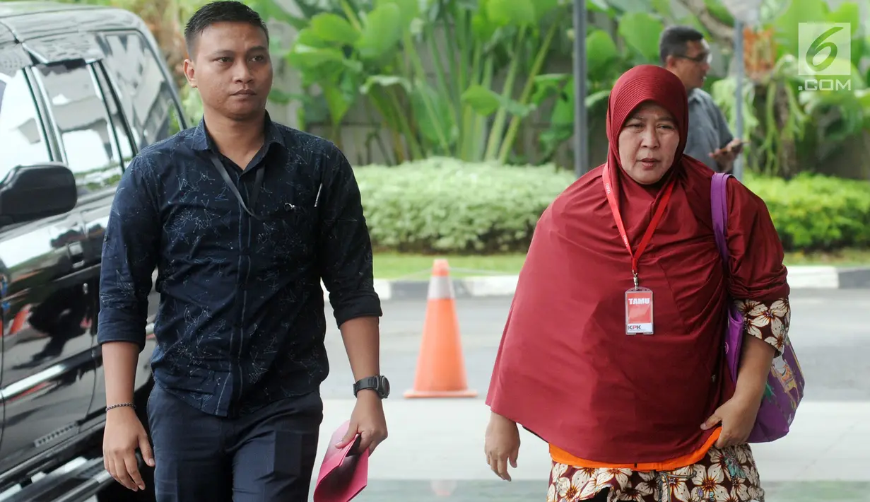 Panitera Pengganti PN Tangerang Tuti Atika dikawal petugas menuju gedung KPK untuk menjalani pemeriksaan, Jakarta, Selasa (24/4). (Merdeka.com/Dwi Narwoko)