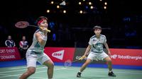 Pebulu tangkis Indonesia, Apriyani Rahayu (kiri) yang berpasangan dengan Siti Fadia Silva Ramadhanti berusaha mengembalikan bola saat menghadapi wakil China, Chen Qing Chen/Jia Yi Fan pada laga final nomor ganda putri kejuaraan bulu tangkis BWF World Championship 2023 di Royal Arena, Copenhagen, Denmark, Minggu (27/8/2023). (AFP/Ritzau Scanpix/Mads Claus Rasmussen)