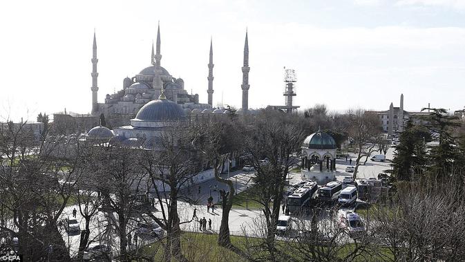 Pihak berwajib menelisir area sekitar Blue Mosque dan Hagia Sophia setelah ledakan bom bunuh diri terjadi. | via: EPA