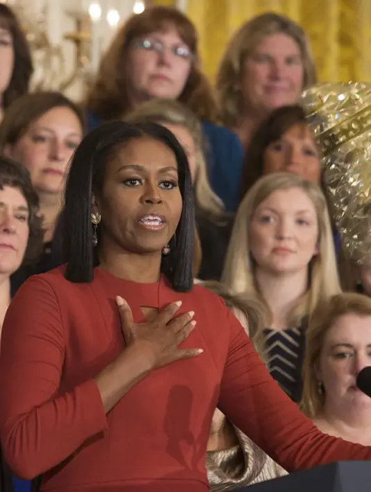 Melansir Hollywoodlife.com, Michelle yang diwawancara dalam acara ‘The tonight Show’ menceritakan perasaannya meninggalkan tempat penuh kenangan itu, bahkan ia juga meneteskan air mata. (AFP/Bintang.com)