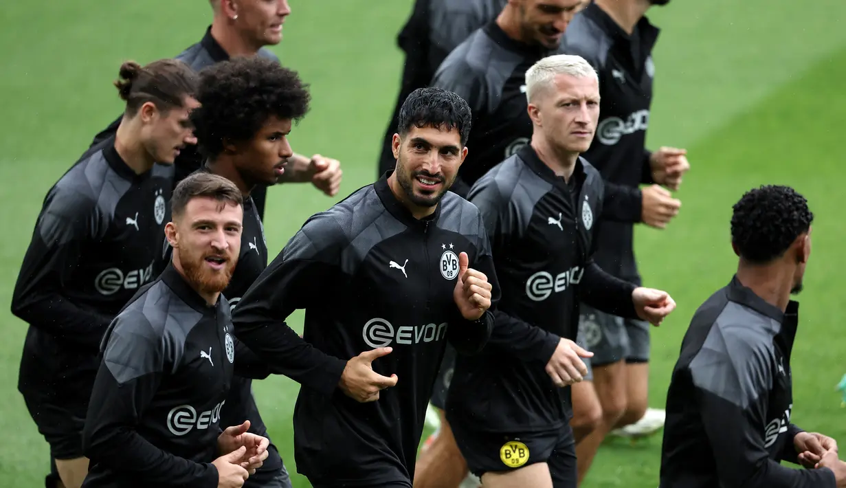 Pertarungan PSG vs Borussia Dortmund ini akan jadi pertemuan perdana Luis Enrique dengan Edin Terzic. (Photo by FRANCK FIFE / AFP)