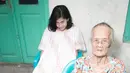 Dengan latar belakang rumah nenek, Dian Sastro membagikan dirinya yang tengah berpose menunduk bak anak kecil. Ia memakai daster batik selutut di belakang nenek-nenek. Seperti batik, kecantikan Dian juga tak lekang oleh waktu, dari dulu hingga kini. (Liputan6.com/IG/@therealdisastr)