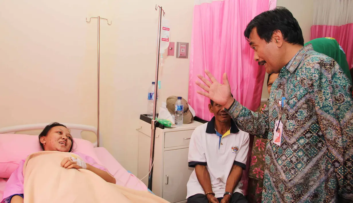 Wakil Gubernur DKI Djarot Saiful Hidayat saat mengunjungi salah satu ruang perawatan usai acara peresmian 15 Rumah Sakit Umum (RSU) tipe D di RSU Kecamatan Pesanggrahan, Jakarta, Kamis (2/4/2015). (Liputan6.com/Helmi Afandi)