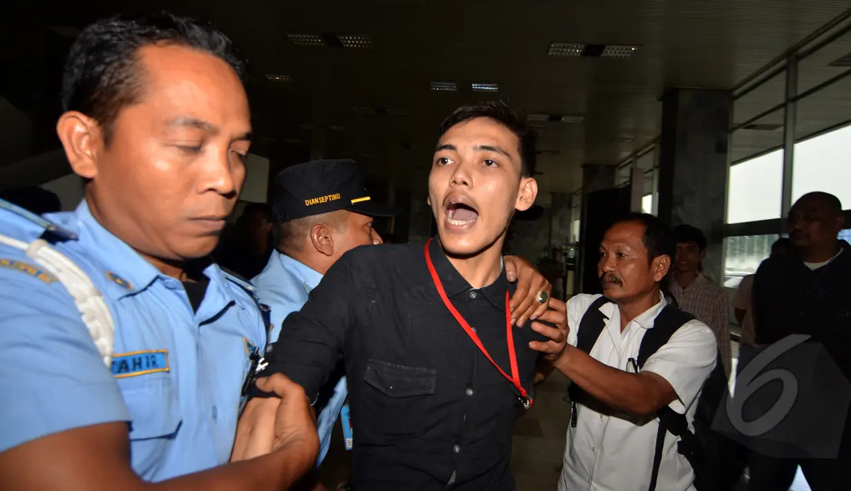 Dua orang mahasiswa diamankan Pamdal DPR karena tiba-tiba berteriak-‎teriak dan menggelar spanduk di Gedung Nusantara III, Jakarta, Selasa, (21/04/2015). Dalam aksinya mereka menolak pelemahan KPK melalui Perppu KPK. (Liputan6.com /Andrian M Tunay)