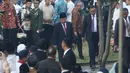 Wapres Jusuf Kalla menghadiri pemakaman Mantan Ketua Umum PBNU KH Hasyim Muzadi di Pondok Pesantren Al Hikam, Depok, Kamis (16/3). KH Hasyim Muzadi wafat setelah menjalani perawatan intensif di RS Lavalette, Jawa Timur. (Liputan6.com/Immanuel Antonius)