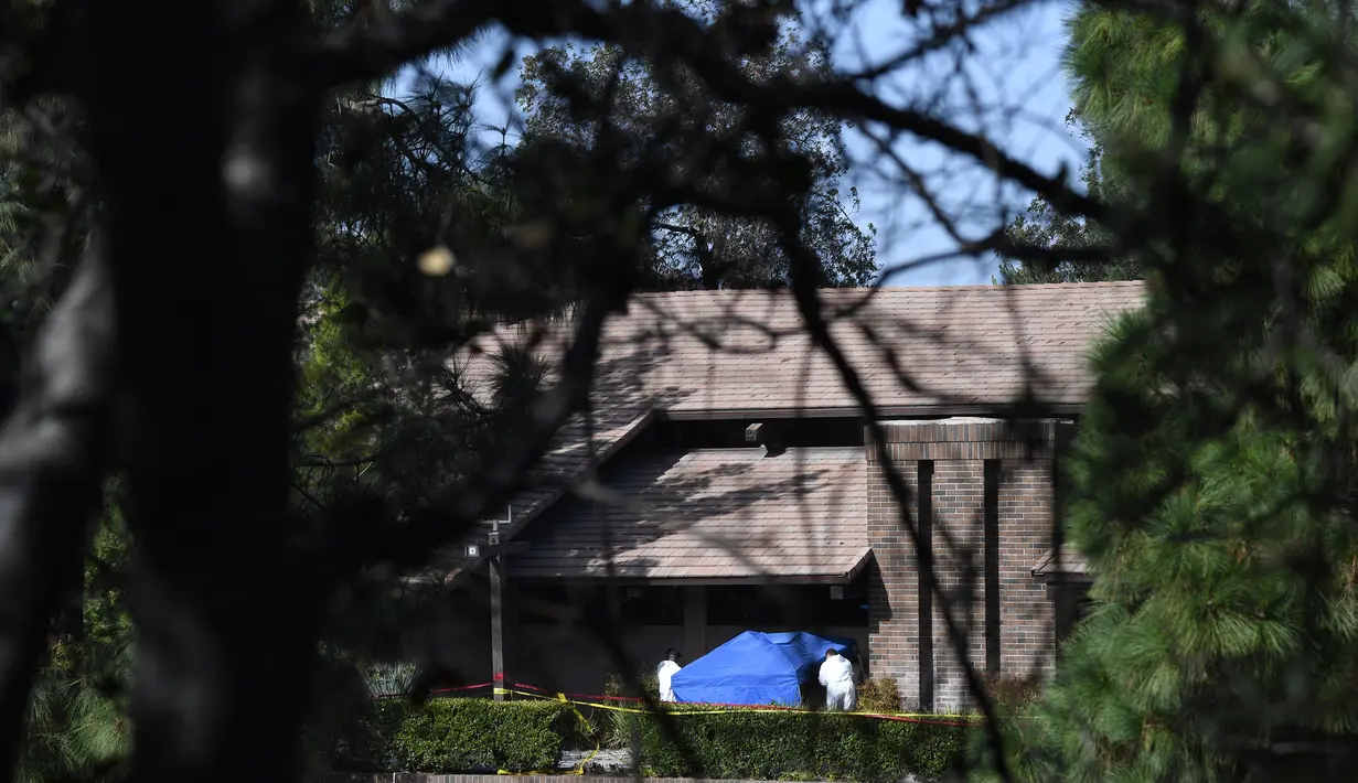 Tim investigasi mengecek lokasi penembakan massal di Borderline Bar & Grill di Thousand di Thousand Oaks, California (8/11). Sheriff Ventura County Geoff Dean mengatakan pelaku membawa pistol 45 kaliber dengan kapasitas besar. (AFP Photo/Robyn Beck)