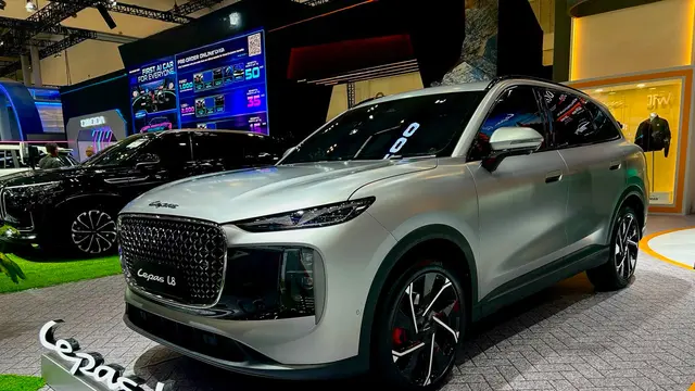 Mobil varian Lepas L8.