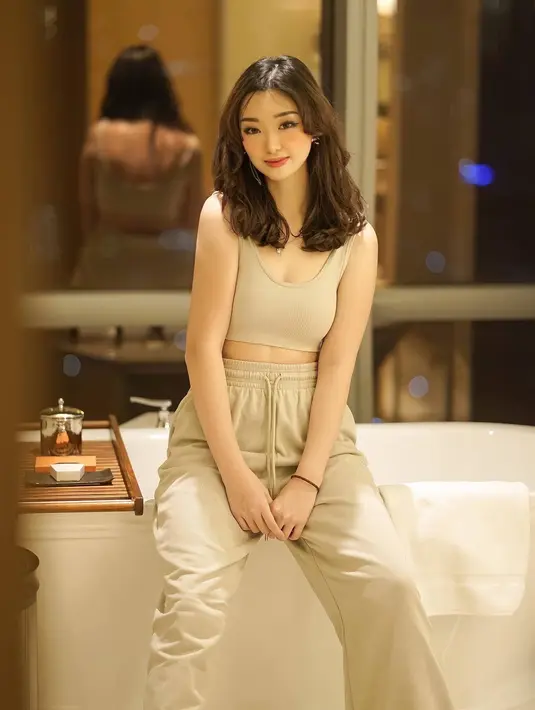 Selalu tampil dengan busana kasual seperti celana pendek dan kaos hingga tanktop, Livy Renata ternyata bisa tampil feminim dalam beberapa kali kesempatan. Hingga saat ini dengan namanya yang tengah populer makin banyak pengikut di media sosial Instagramnya.  (Liputan6.com/IG/@livyrenata)