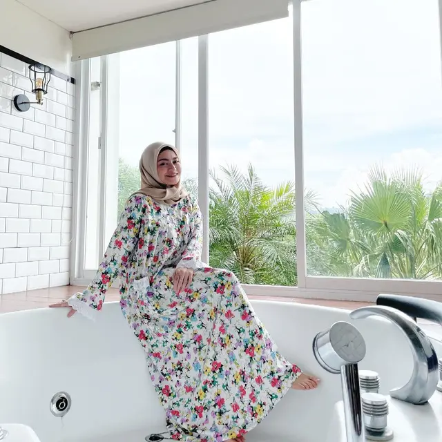 7 Gaya OOTD Nathalie Holscher dengan Busana Muslim, Jadi Inspirasi