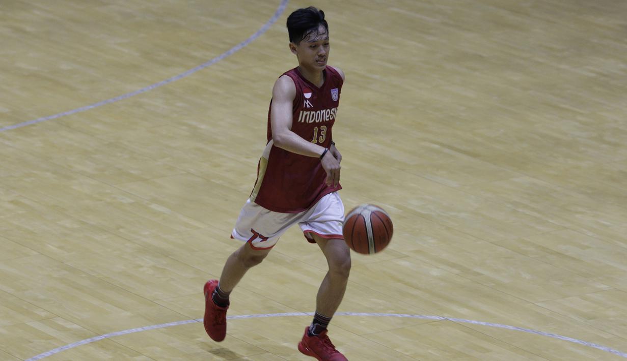 Pebasket junior West Bandits, Kelvin Sanjaya, melakukan dribble saat latihan di Hall Basket Hawks BSD, Tangerang, Senin (21/10). Meski klub amatir, West Bandits serius melakukan pembinaan usia muda. (Bola.com/Vitalis Yogi Trisna)