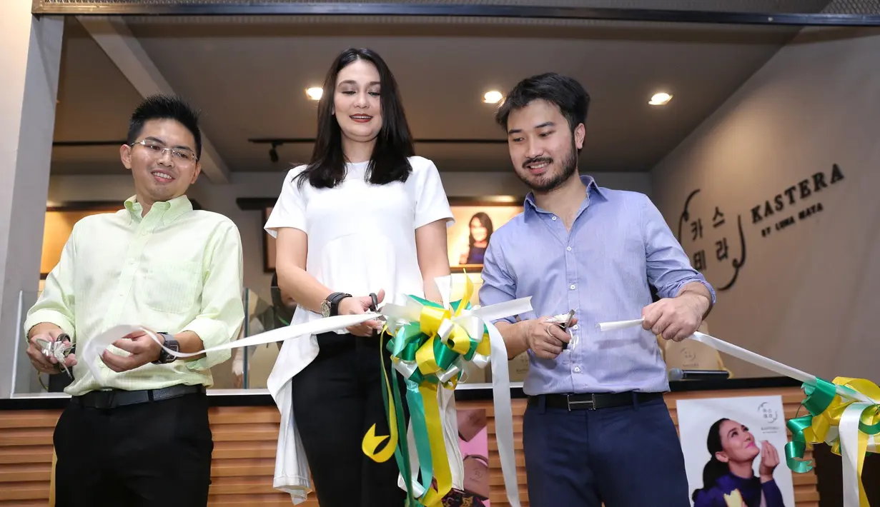 Sebagai teman, Luna juga tak merasa tersaingi atau menyaingi. Apalagi, ia mengaku bahwa konsep yang diusung berbeda dengan janda satu anak tersebut. (Adrian Putra/Bintang.com)