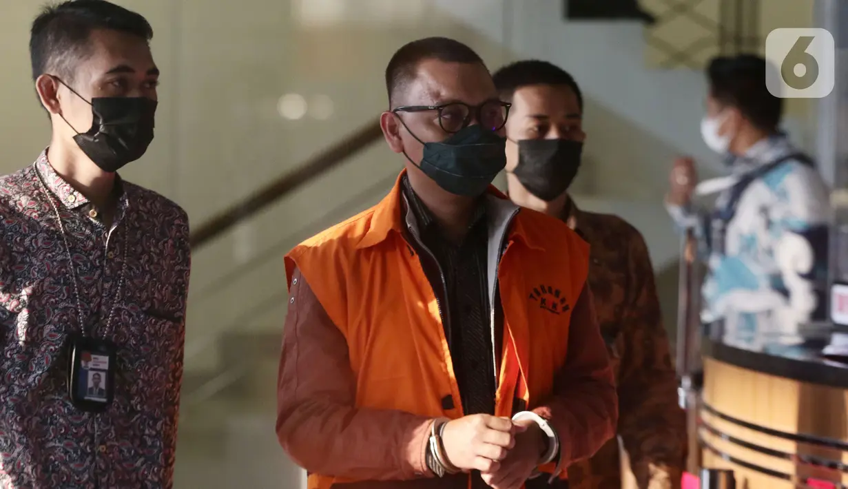 Akbar Tandaniria Mangku Negara usai menjalani rilis penetapan dan penahanan tersangka di Gedung KPK Jakarta, Jumat (15/10/2021). Akbar Tandaniria Mangku Negara merupakan Aparatur Sipil Negara di Pemkab Lampung Utara. (Liputan6.com/Helmi Fithriansyah)